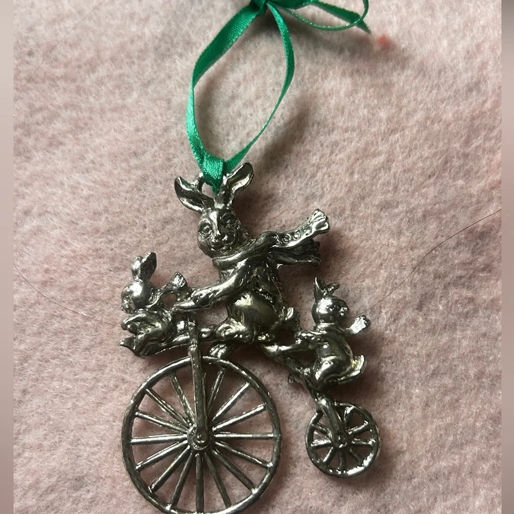 2005 BUNNY Arthur Court Rabbit-Pewter Ornament - Picture 1 of 5
